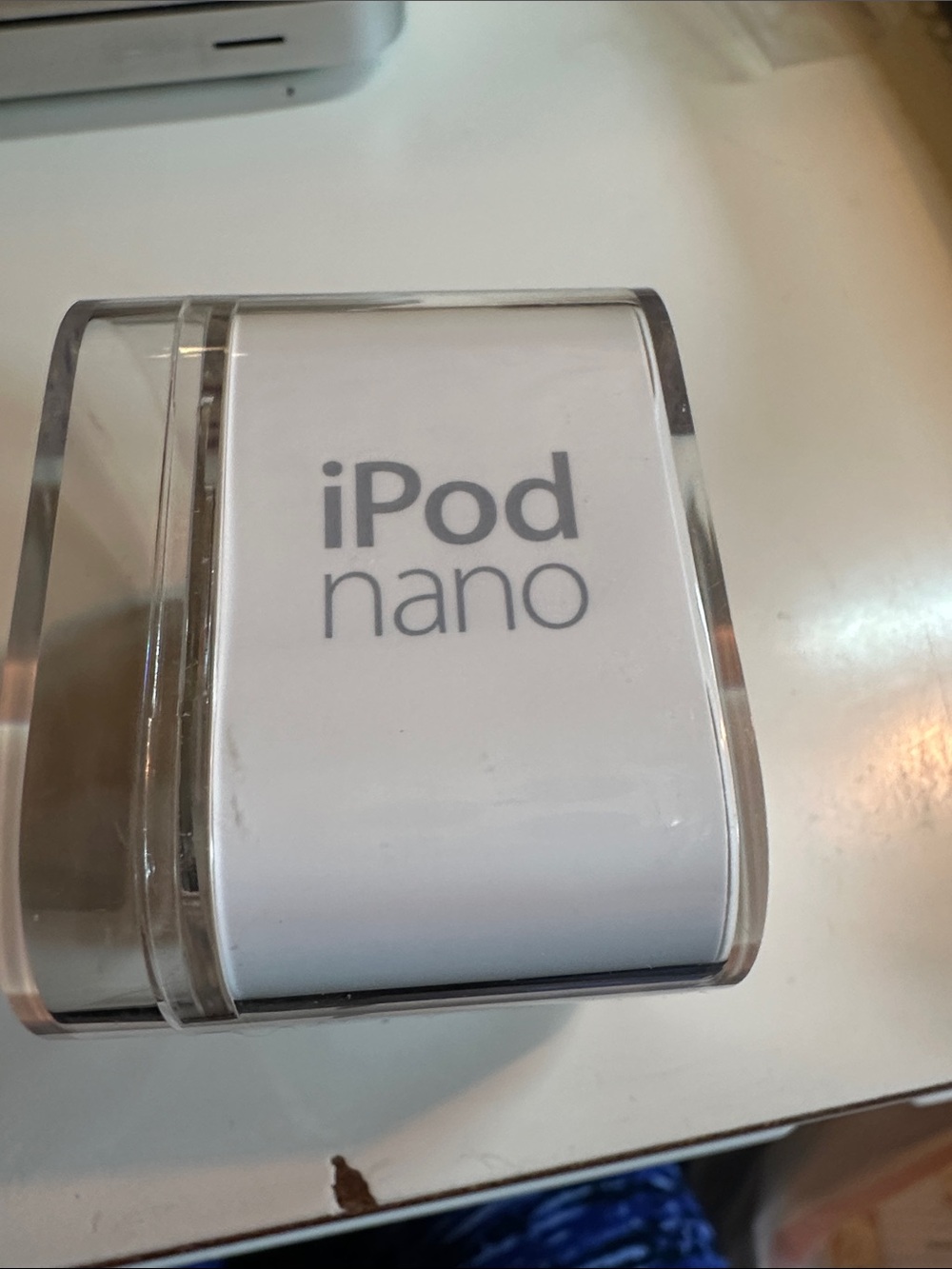 Apple Silver iPod Nano 6th generation 8GB with White EarPods and Lightning Cable - Picture 3 of 7